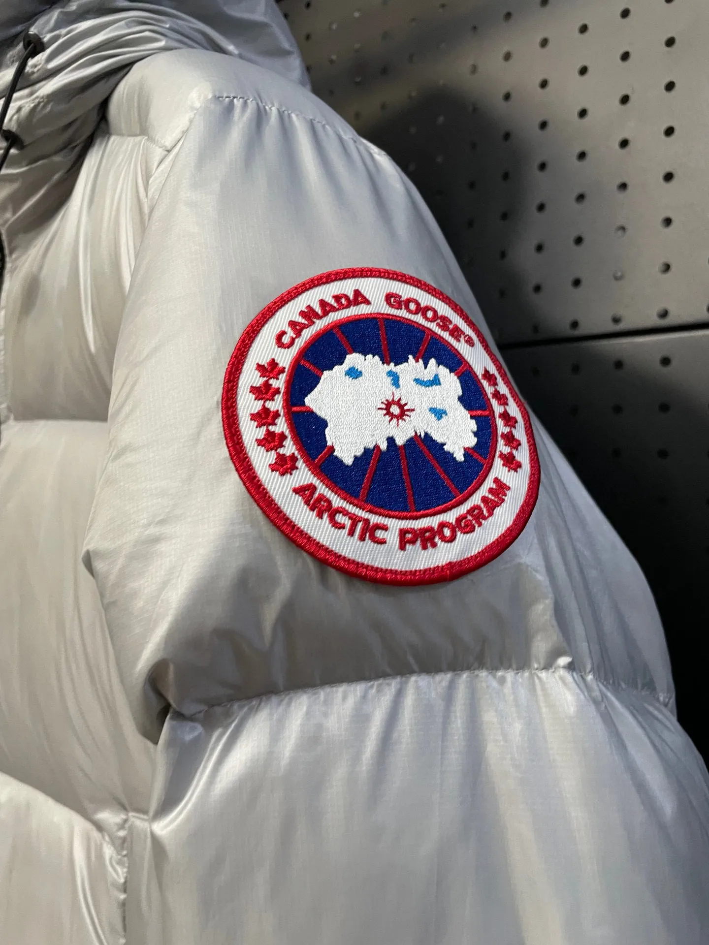 P780 Gray Red Label Top Version 𝘾𝘼𝙉𝘼𝘿𝘼 𝙂𝙊𝙊𝙎𝙀/Canada Goose 2023 Limited New Crofton Puff Down Jacket Pure Guangzhou Inspection 95 White Duck Down Filling‼  Top version, ceiling level‼ Crofton soft bread, the latest style in 2023, has a cold protection effect of up to level 4. It is made of recycled Feather-Light tear-resistant fabric. It is ultra-light and has no weight on the upper body at all! The unique black label highlights your temperament‼  Canada Goose, a Canadian brand, has always been recognized as the warmest down jacket. Various Instagram celebrities, Internet celebrities, and celebrities often wear it for street photos. I do Canada Goose every year, but I still can’t get rid of my love for geese. No matter how cold the winter is, there is no need to be afraid, because there are geese! Filled with 80% white duck down, Canada Goose is the legendary warmest down jacket and is known as a must-have for Arctic outdoor sports! The most popular down jacket in the world, celebrities are rushing to buy it, it is a must-have! Same style for men and women Size: S-XXL
